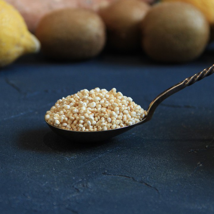 Organic puffed quinoa seeds