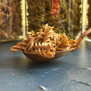 Ekologiški avinžirnių makaronai  FUSILLI su jūros dumbliais Nori