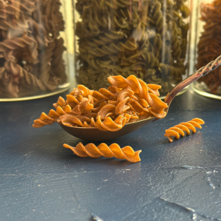 Ekologiški raudonųjų lęšių makaronai FUSILLI su jūros salotomis